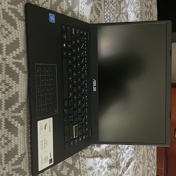 Black Asus laptop bought almost about 8 months ago brand new still 64GB - Picture 3 of 3